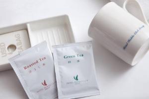 【客室内備品】マグカップ、お茶、ほうじ茶