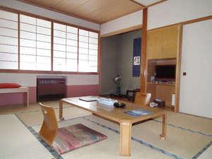10畳のお部屋です。カップル、ご夫婦でゆっくりお寛ぎいただけます。