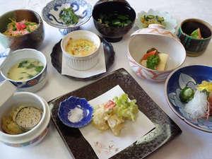 扇松園自慢のかぼちゃグラタンが味わえる夕食メニュー（一例）