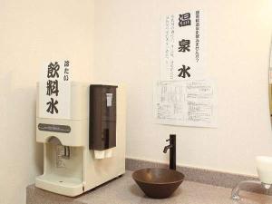 脱衣所には、飲泉と飲料水がございます。入浴前に水分を補給しましょう。