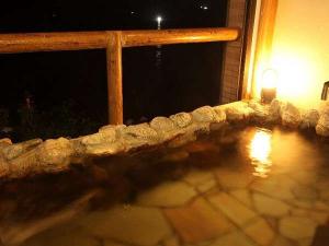 露天風呂からはイカ釣り漁船の漁火が見える。