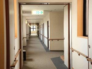 ホテルの廊下は全て手摺が設置されています