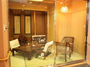 展示室　天皇皇后両陛下龍飛崎御視察の際、当ホテルでご使用された家具を展示