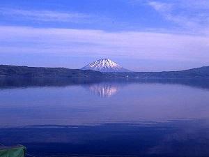 湖の水面に写る羊蹄山