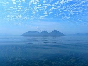 空と一体化する夏の洞爺湖