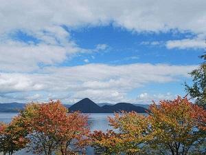 紅葉が始まった洞爺湖.