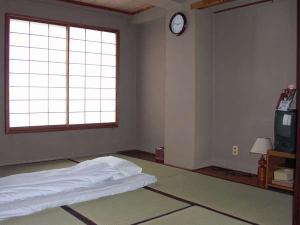 別館４階（階段で上がって頂きます）のバストイレ付の和室。８畳＋４畳。