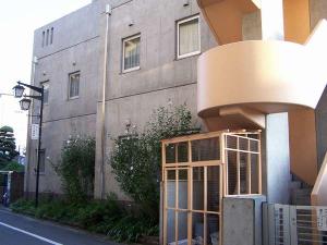 こちらが裏側です。駅からまっすぐ来るとこちらに出ます。