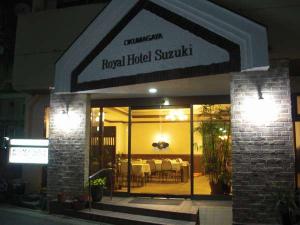 夜の玄関です。いらっしゃいませ。