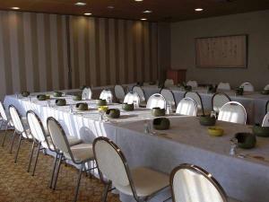 椅子席のご会食も承ります。泊まってしまえば安心です。