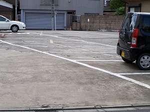 広々とした無料駐車場。どんな車種でも停められます。