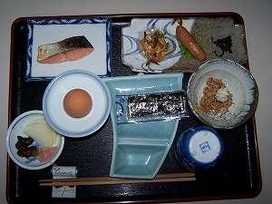 朝食の一例です。あきた小町の特別栽培米のごはんは、おかわり自由。