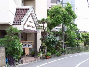 夏の日の玄関周辺です。駅と反対方向から見ています。
