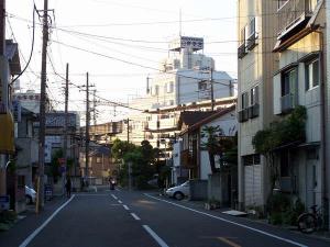 駅の方から見ています。