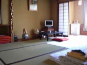 和室１０畳。お風呂とトイレは同じ階にあります。ネット接続ご希望の方はお知らせ下さい。