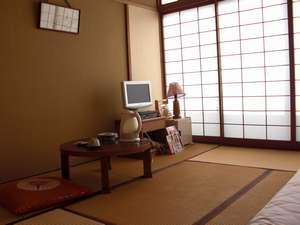 和室８畳。こじんまりとしたお部屋です。お風呂とトイレは同じ階にあります。