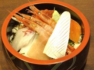 当宿直営お食事処『和倉まかない食堂』では、海鮮丼や煮魚など地物食材をお手頃価格でご提供しております。