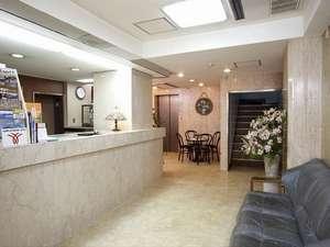 入口すぐにフロントとロビーがございます。