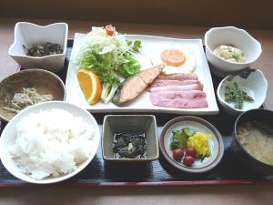 朝食　例（メニューは毎日すこしずつ変わります）