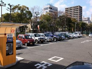 契約駐車場：セントラルパーキング西川（最大収容台数　約40台）。ご利用料金1泊1台（15：00 ～ 翌12：00）　850円。12：00以降のご利用、途中出庫された場合の料金は別途お客様のご負担となります。