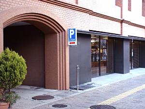 敷地内駐車場（最大収容台数　16台）。ご利用料金1泊1台850円。日曜日はご利用料金無料（※宿泊者のみ）。入口は西川沿い、あくら通り沿いの２か所あります。お車のキーをフロントにてお預かりさせて頂きます。