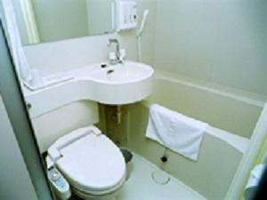 トイレ一体型のユニットバスですが、日本人のお風呂の好みに合わせてバスタブはゆったりと深くなっています。体格の良い方でも肩までお湯に浸かることができます。 <BR>