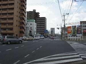 阪和自動車道「和歌山ＩＣ」を出て直進３ｋｍ、写真の交差点（太田）を右折し３００ｍ先左手がホテルです