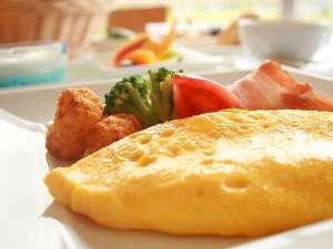 和食、洋食のバイキング形式。爽やかな朝、リゾートでの朝食をごゆっくりお召し上がりください。
