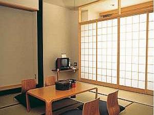 しっとりと落ちついた和室の客室