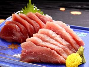 日本海を北上し、最も脂ののった松前沖のクロマグロを、お刺身はもちろん炙り焼きなど思う存分お楽しみくださいませ。