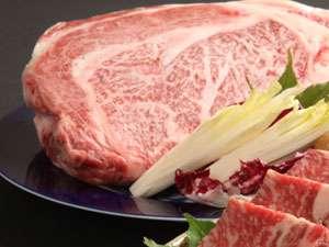 【白老牛】脂のさらりとした甘みはもちろん、赤身ののびやかな旨味も舌に刻まれる。