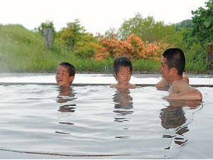 露天風呂、内風呂ともに加水循環なしで、源泉100％掛け流しの「純天然温泉」です。