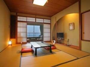 海を見渡す一般客室です。基本は１０畳+広縁+踏込み+バストイレのゆったりとしたお部屋です