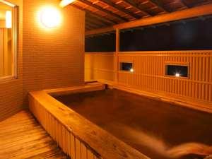 海を臨むパノラマ大浴場の檜露天風呂(日によって男女入換)