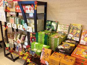 お土産コーナーではスタッフが厳選したおすすめしかない商品を並べています。ぜひお手にとってご覧くださいませ。