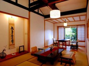 【温泉内湯付き客室】吉祥の間　和室10帖＋ダイニング　太い梁のかかる高い天井が特徴的な、古民家風