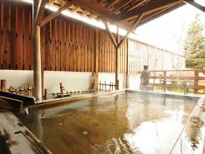 【殿の湯】落ち着いた庭園を頌えた檜造りの露天風呂