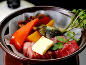 料理一例：黒毛和牛陶板焼き　-覚楽の会席料理-何度も推敲を重ねたこだわりの膳