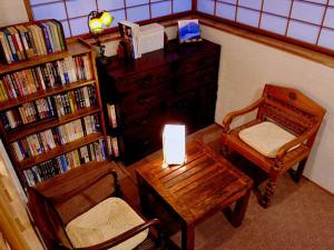 「かんすい亭　読書フロア」　やわらかな光にかこまれながらのんびり読書などいかがでしょうか