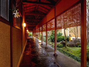 打ち水された石畳のアプローチ。小川には季節の花が咲く庭園。夕刻過ぎはなかなかの雰囲気がございます。