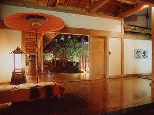 篝火を焚いてお客様をお迎えいたします。数奇屋造りの出入り口。