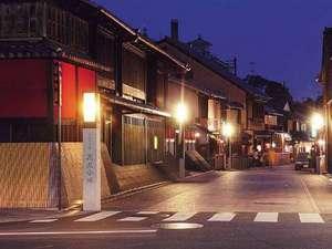 京情緒あふれる花見小路を一歩入ったところに『ささりんどう』はあります。