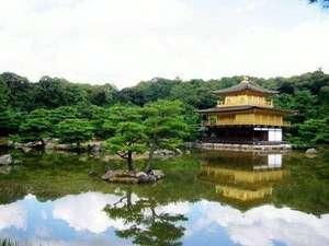 鹿苑寺金閣　黄金が見事な舎利殿を中心とした庭園や建物は極楽浄土を表しています。当館よりバスで35分。