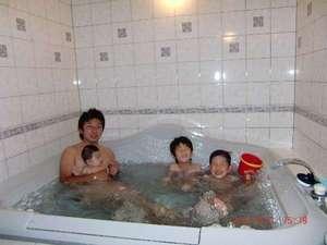 大きなお風呂家族でゆったりはいれます。ジャグジー有り(デラックスツインのお部屋）
