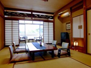 【深山亭和室10畳】　　（広縁付）　純和室（本館）和室でゆっくりおくつろぎいただけます