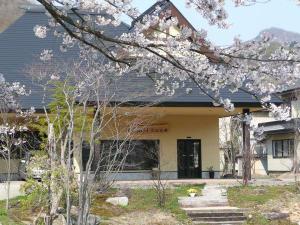 春うららの新館。桜の名所展勝地から30分です