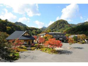 広大な山間の一軒宿。桐の花(左)と山吹の花(右)