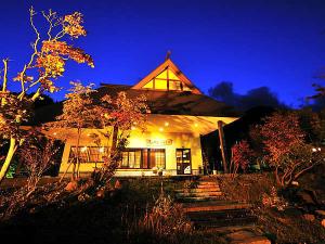 桐の花　夕方からライトアップされ、山間に輝く