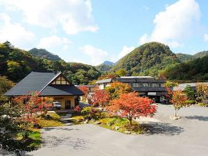県道から一歩入ると夏油川と森林が広がる山間の一軒宿