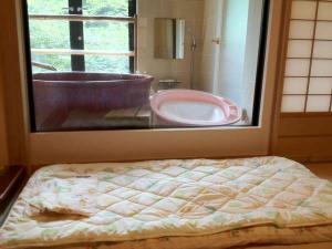 特別室には赤ちゃん用のお風呂とお布団をご用意。離れ風の造りなので夜泣きが気になるパパママにも安心